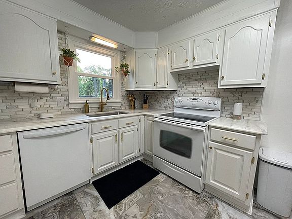 4th image of 2512 E 72nd St