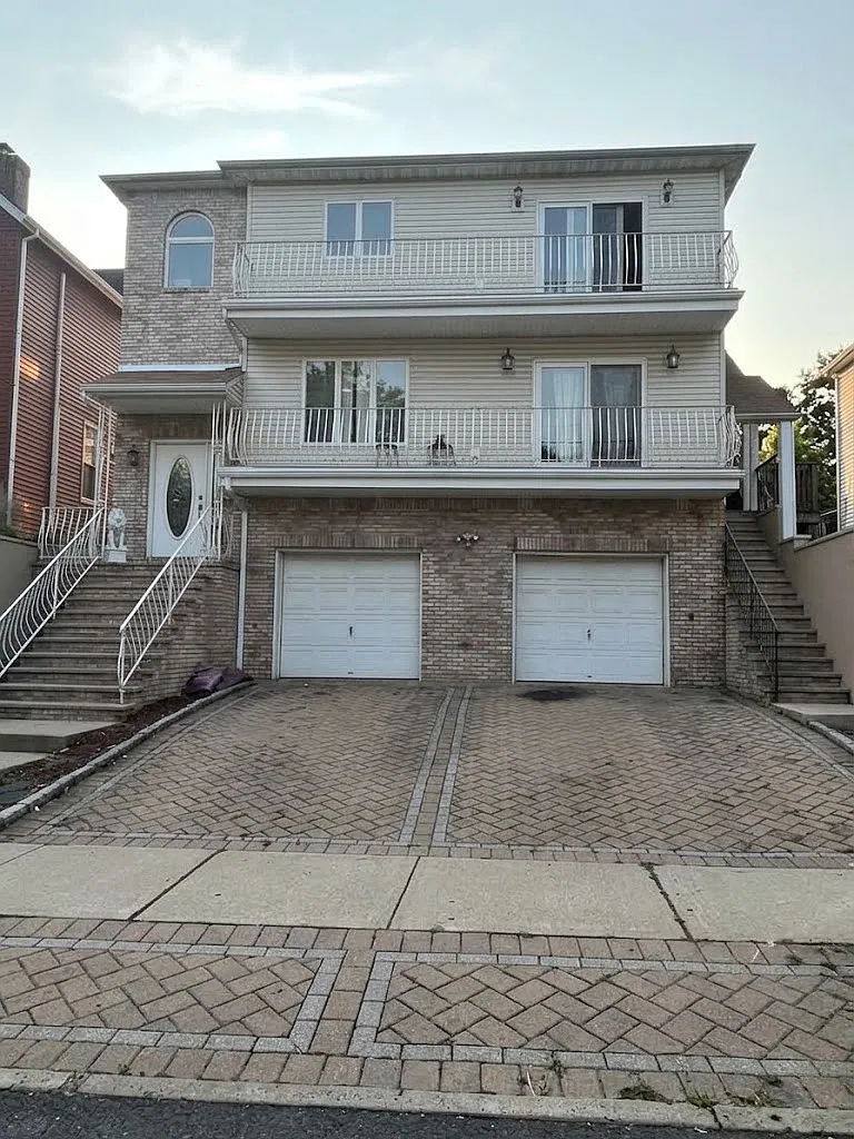 4 bed, $2,900 — Photo 1