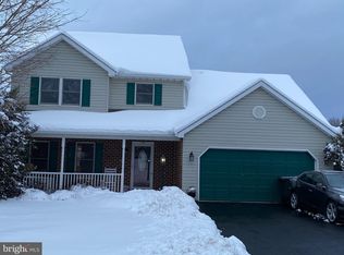 1561 Buttercup Dr, Chambersburg, PA 17202