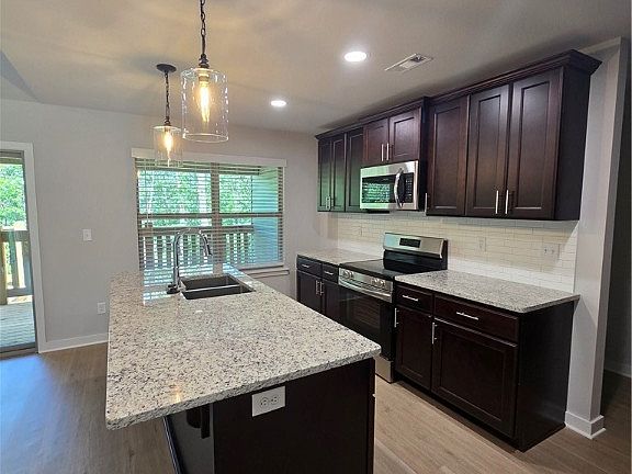 4th image of 20 Scalloway Cir