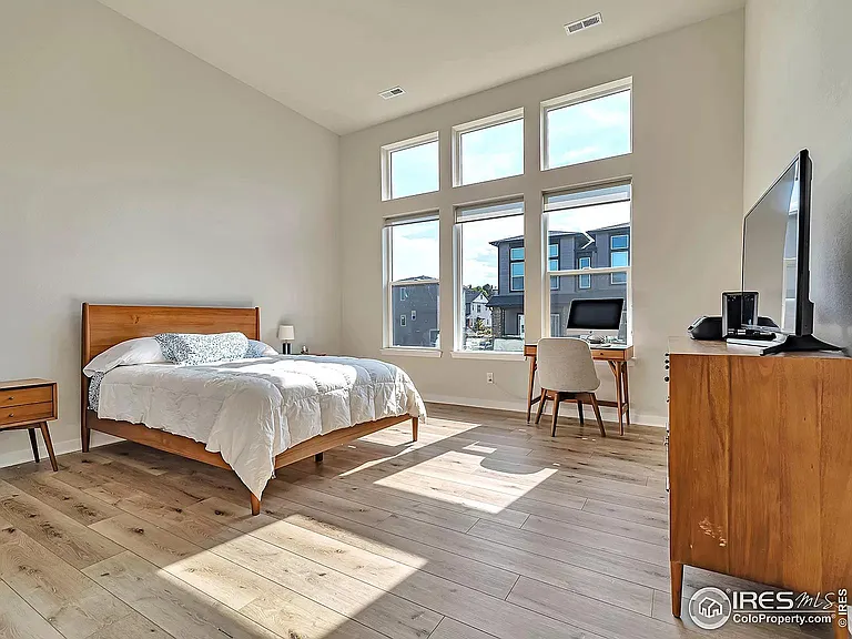526 Meridian Ln — Photo 21
