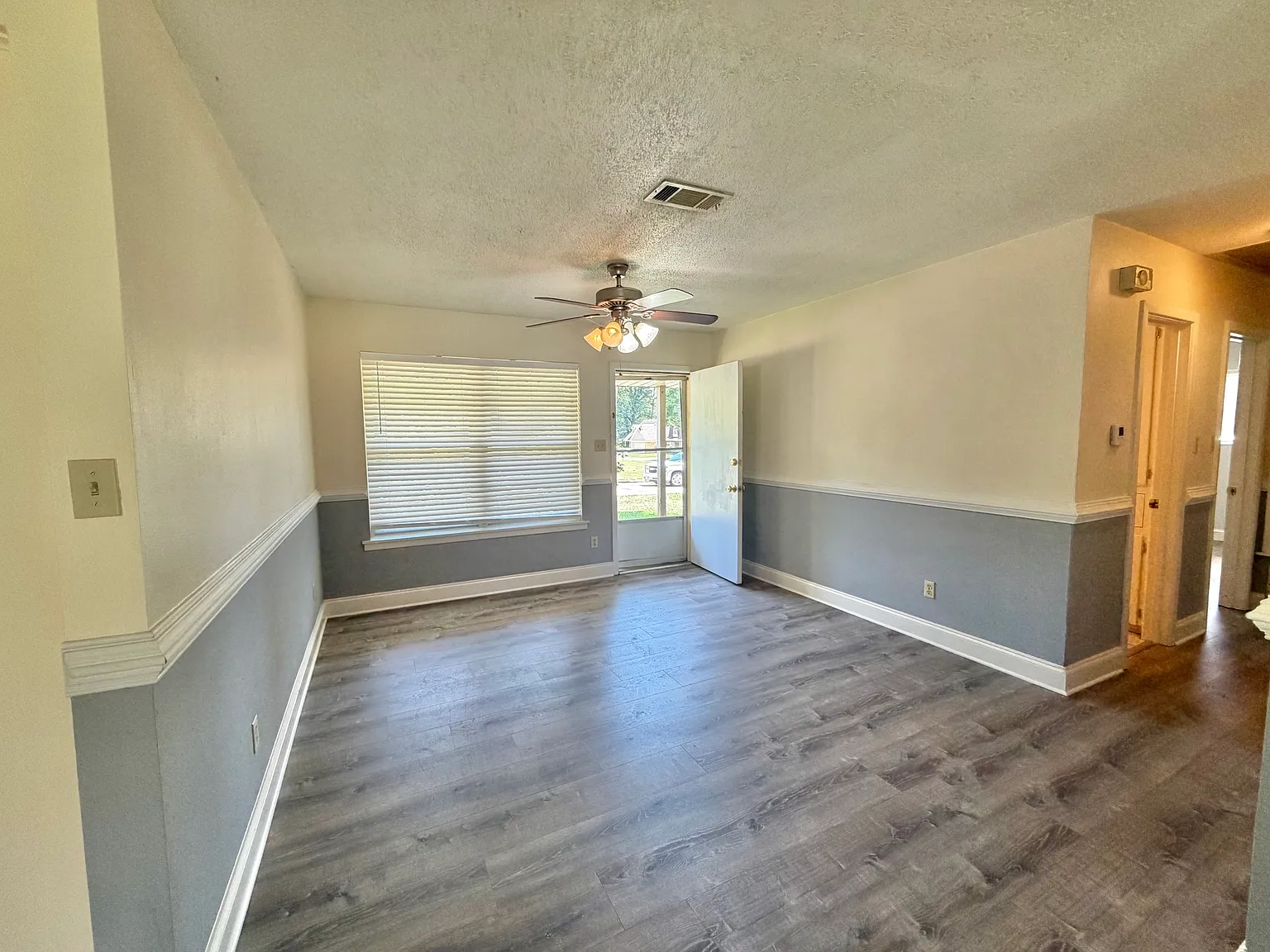 3 bed, 1.5 bath, 1208 sqft, $1,200 — Photo 2