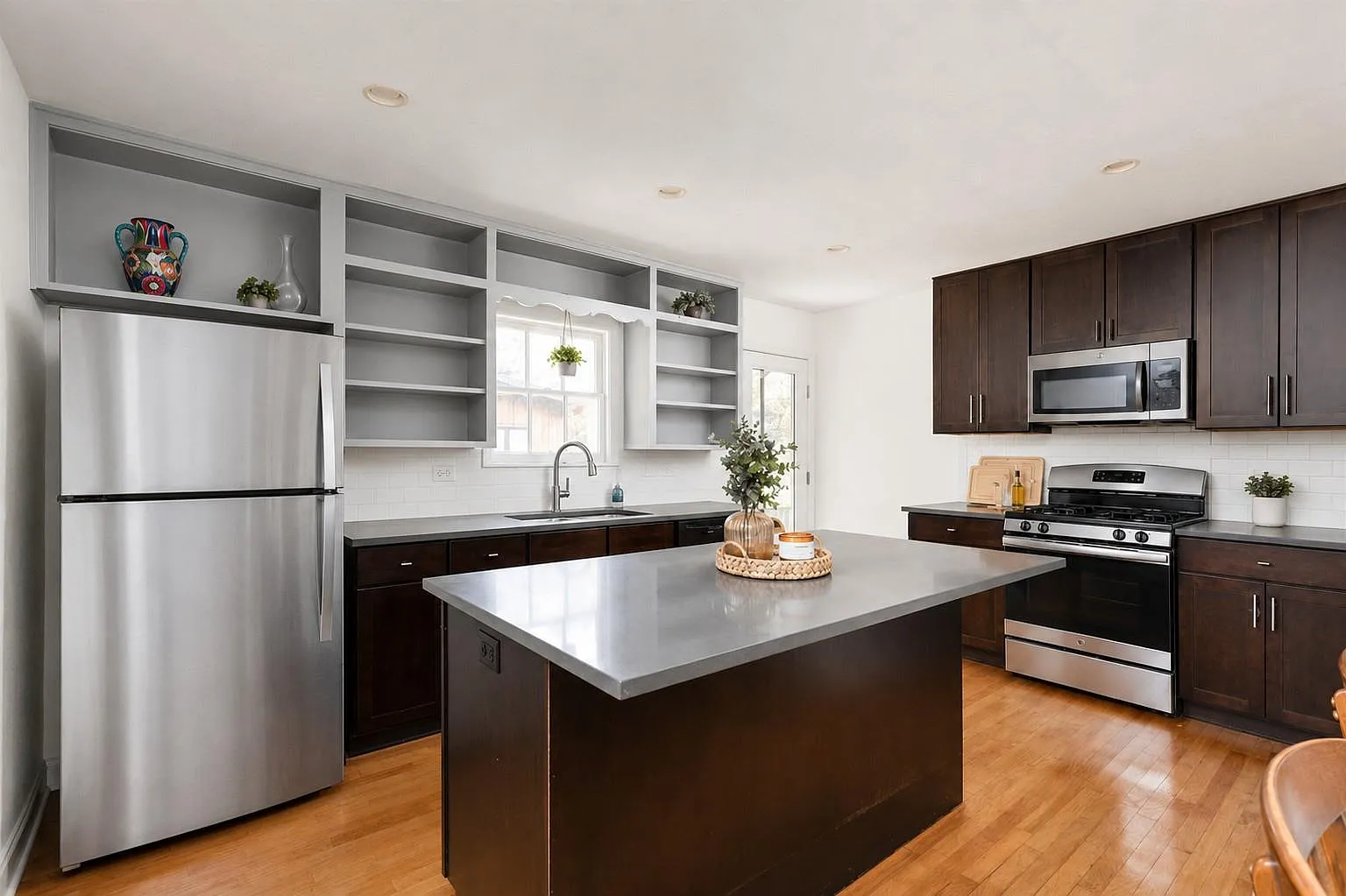 2 bed, 1.0 bath, 1017 sqft, $2,750 — Photo 2