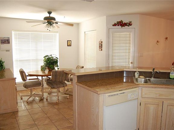 5th image of 140 Hillcrest St