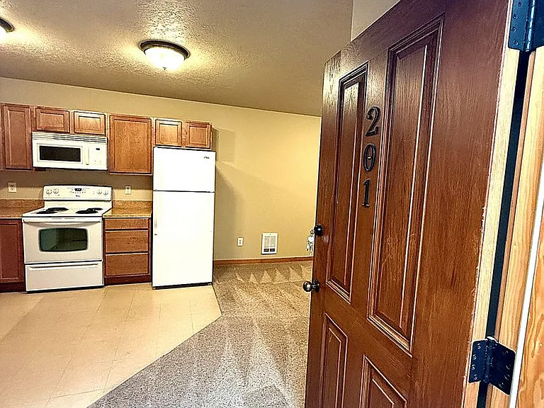502 SW Evergreen Ave — Photo 1