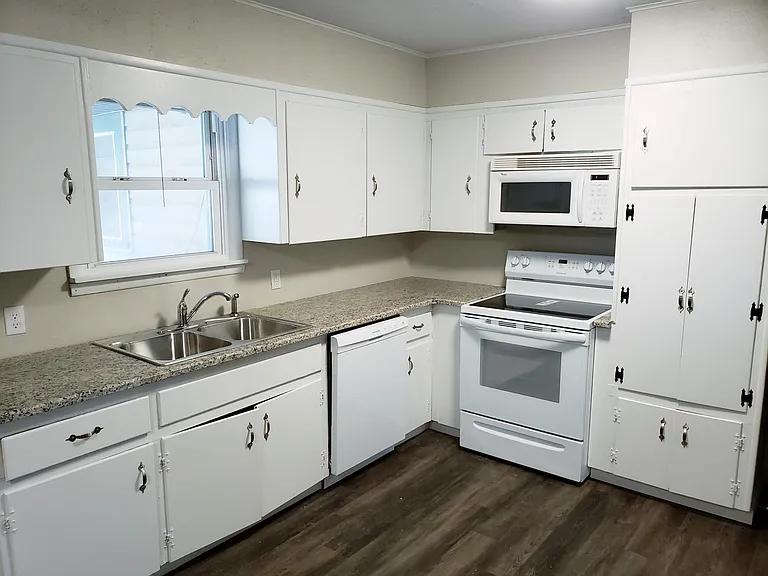 1224 W Beech St — Photo 12