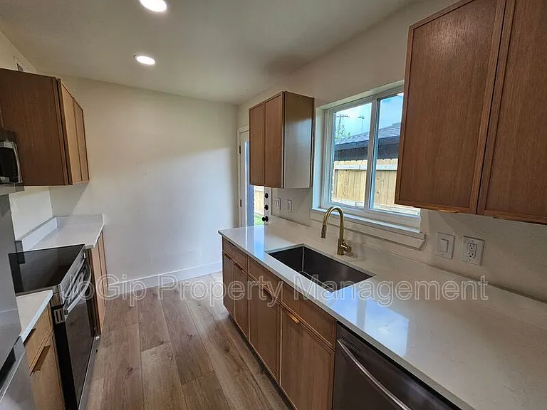 1727 R Ave — Photo 5