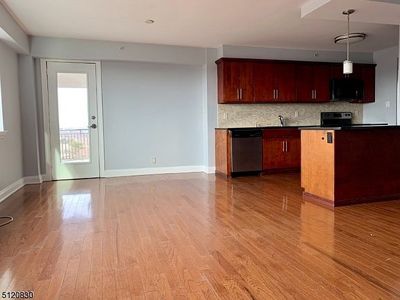 5th image of 60 Parkway Dr E APT 11J