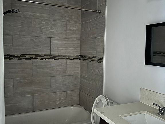 3rd image of 708 S Oxford Ave APT 11