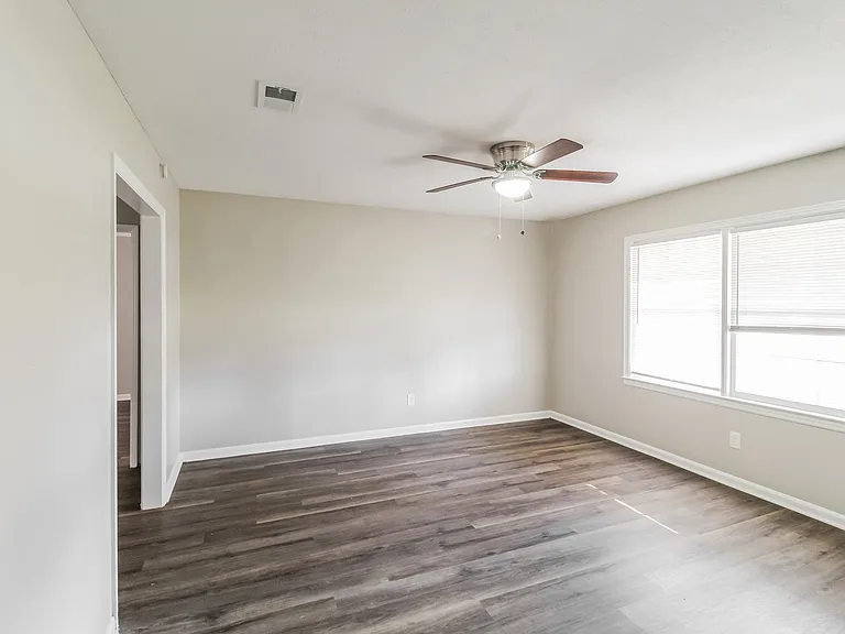 1049411_018_living_room_13622072.jpg