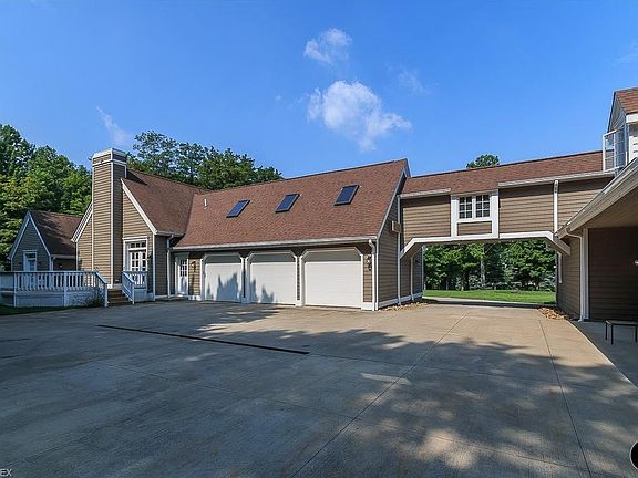 3rd image of 10275 Sawmill Dr