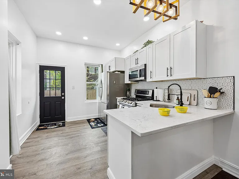 2308 Nicholas St — Photo 8