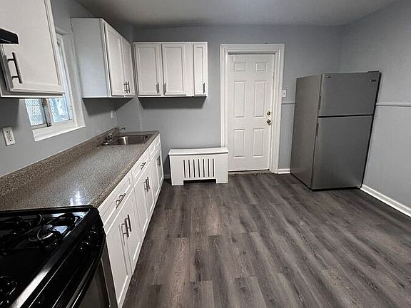 5th image of 28 Poplar St