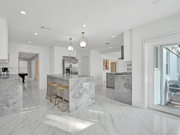 725 Harrison St — Photo 12