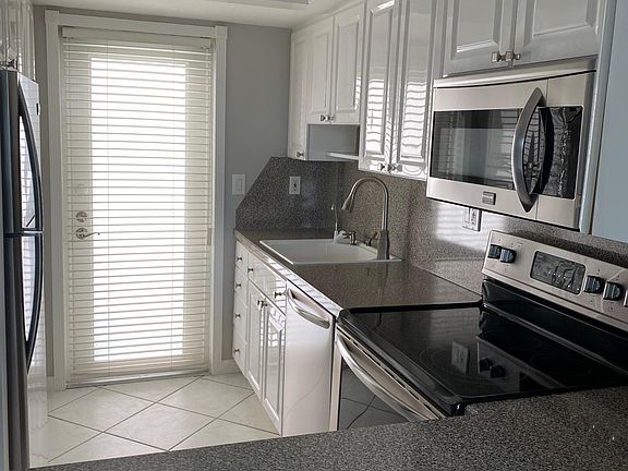 Stainless appliances, pantry, pull out drawers