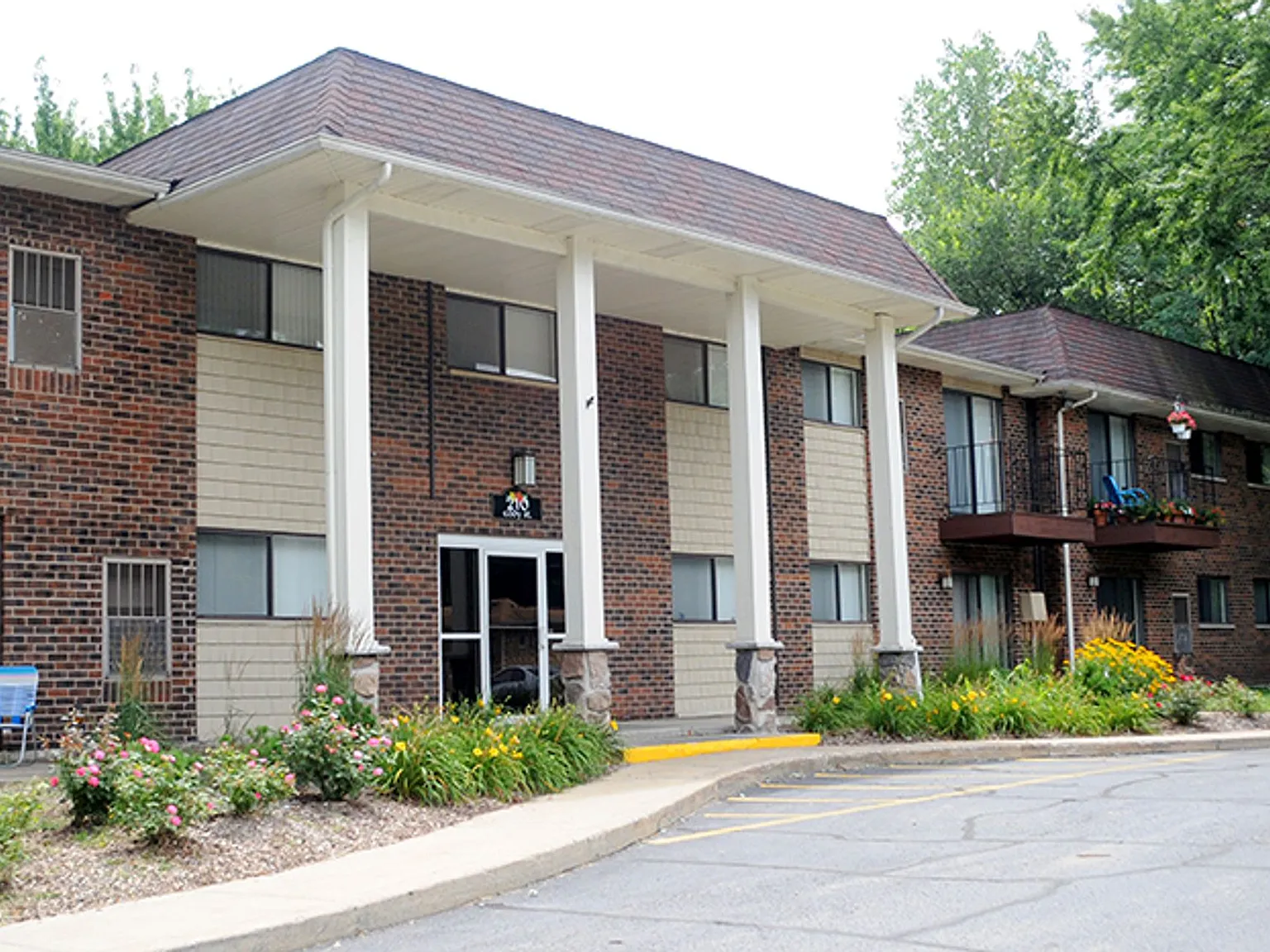 Arbor Glen Apartments — Photo 2