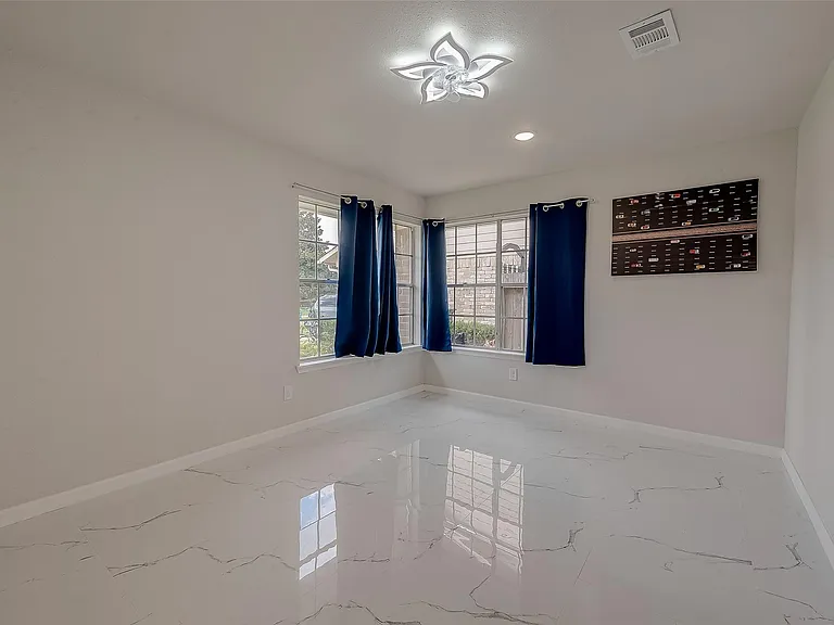 12055 Fairpoint Dr — Photo 25
