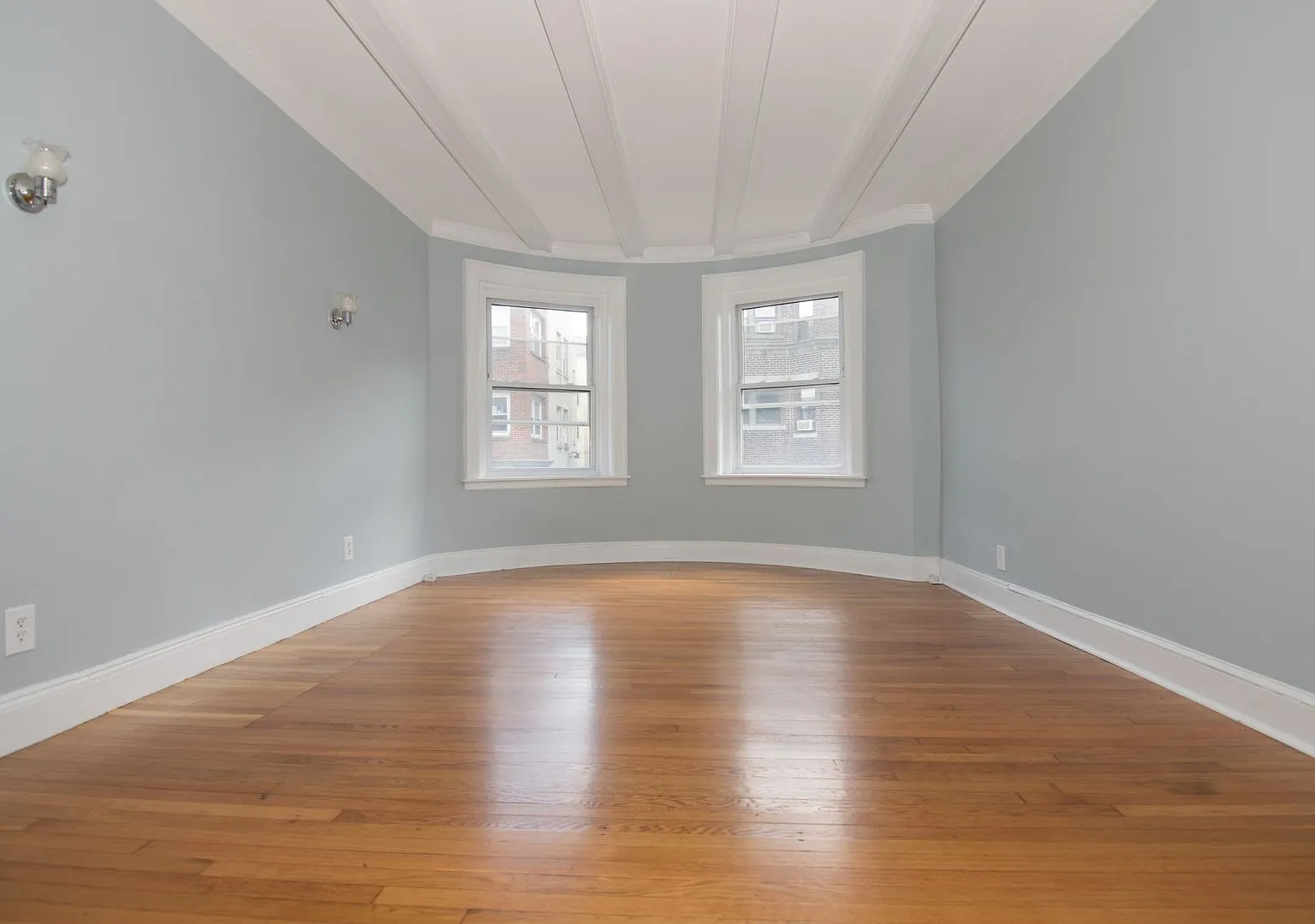Charming 4 Bedroom-No Broker Fee — Photo 4