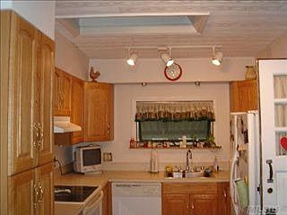 3rd image of 407 Bayport Ave