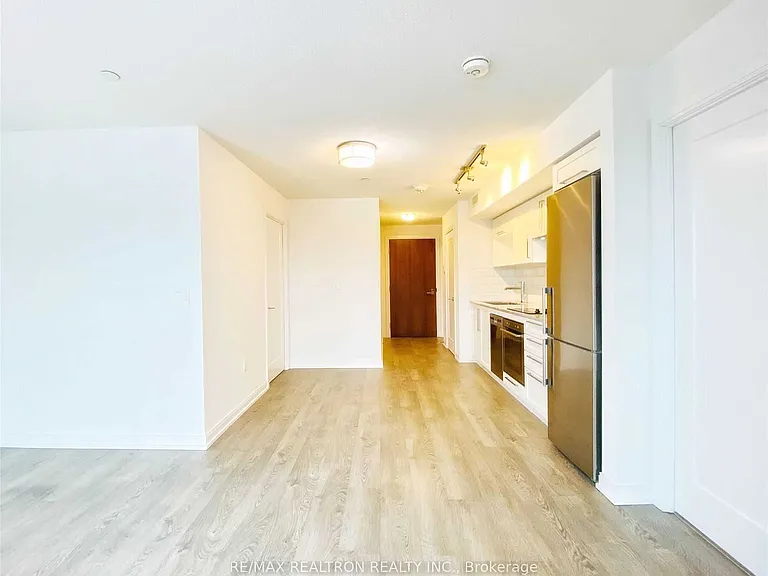 275 Village Green Sq #821 — Photo 6