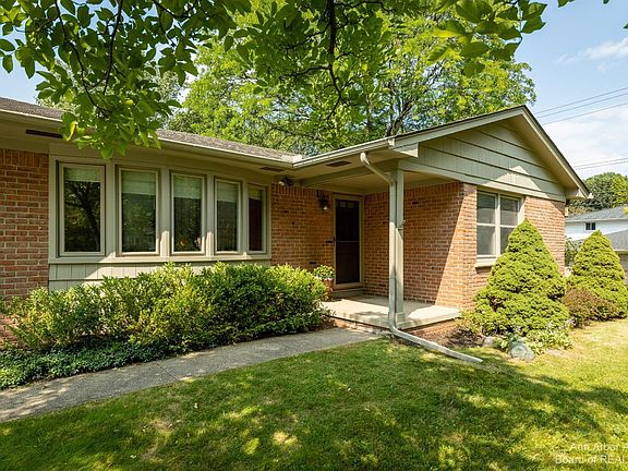 3rd image of 3515 Larchmont Dr