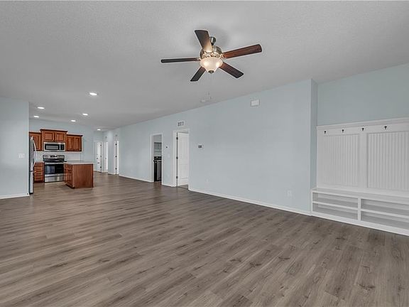 4th image of 732 Everett Ave