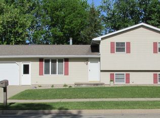 152 W Greenfield Dr, Little Chute, WI 54140
