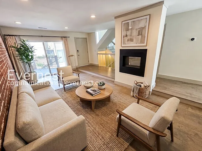 3 bed, 2.0 bath, 1900 sqft, $3,445 — Photo 2