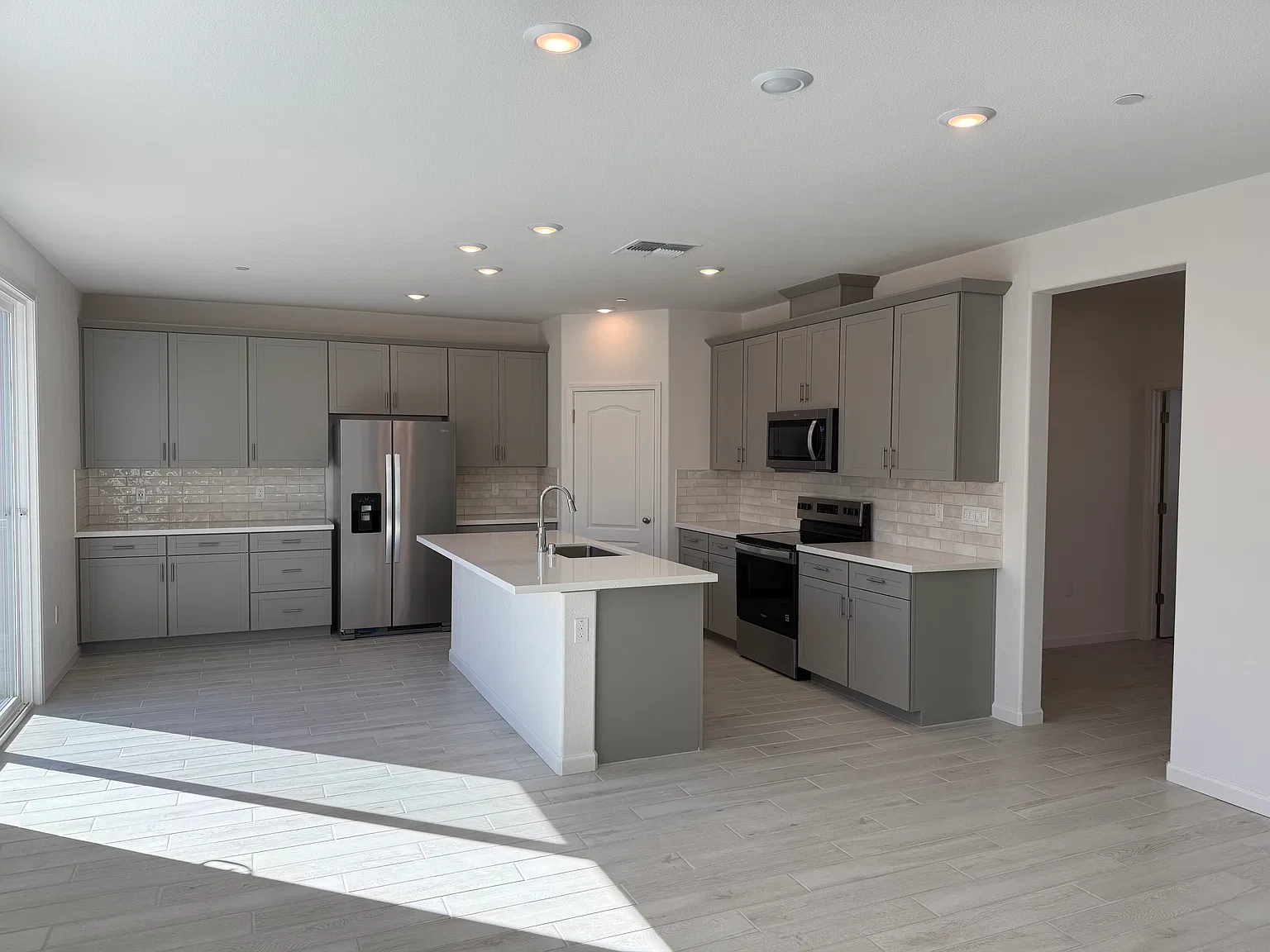 4 bed, 2700 sqft, $2,999 — Photo 3