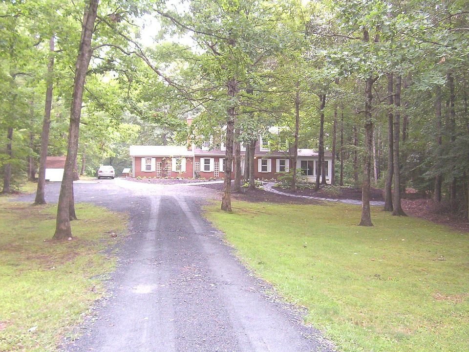 Wonderful colonial on 2.9 partially wooded acres
