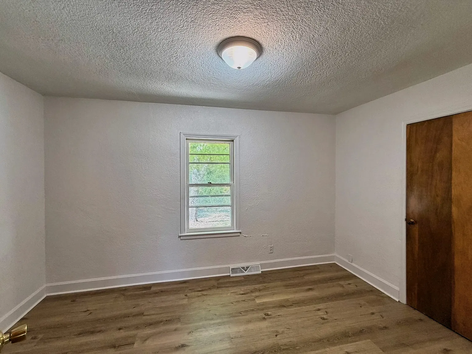 3 bed, $1,100 — Photo 3