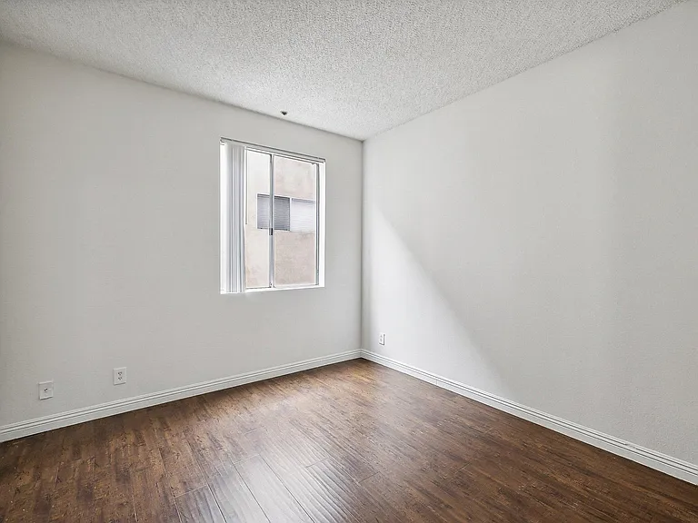 Catalina Apartments — Photo 16