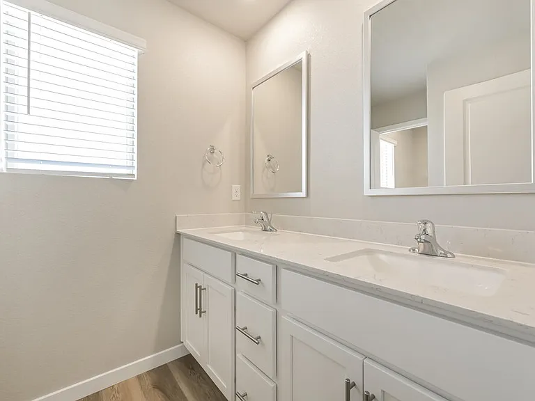 2170 Christina St — Photo 11