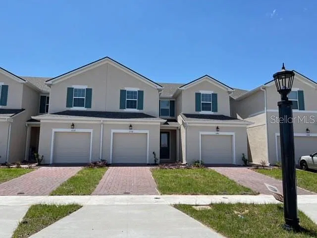 3 bed, 2.5 bath, 1556 sqft, $2,100 — Photo 2