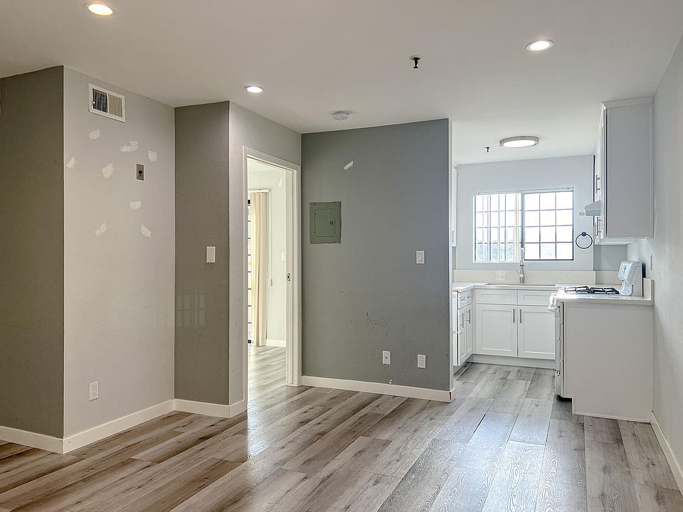 1st image of 1127 E Chestnut St APT B