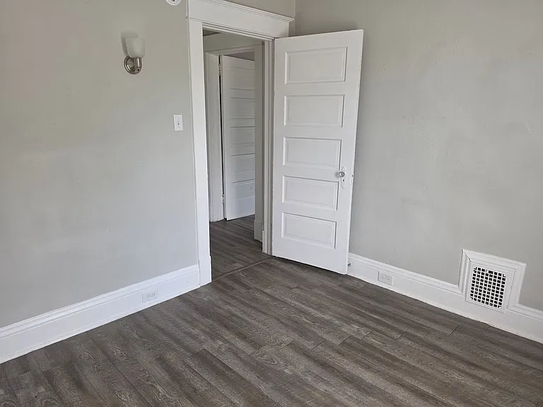 905 E Washington St — Photo 16