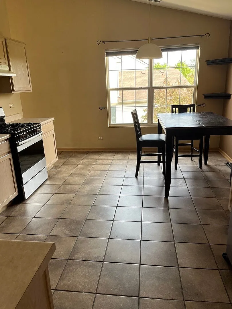 3 bed, 1832 sqft, $2,000 — Photo 4