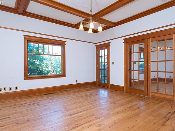 4th image of 565 SE Heathcliff Ln