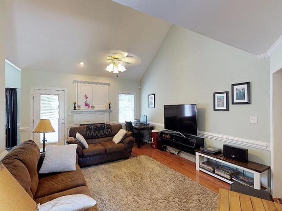 3rd image of 118 Oak Tree Dr
