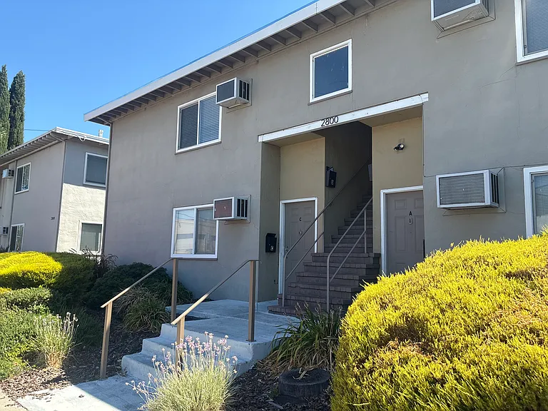 Welocme to 2800 Broamoor Ave Upper level 2 BDRM