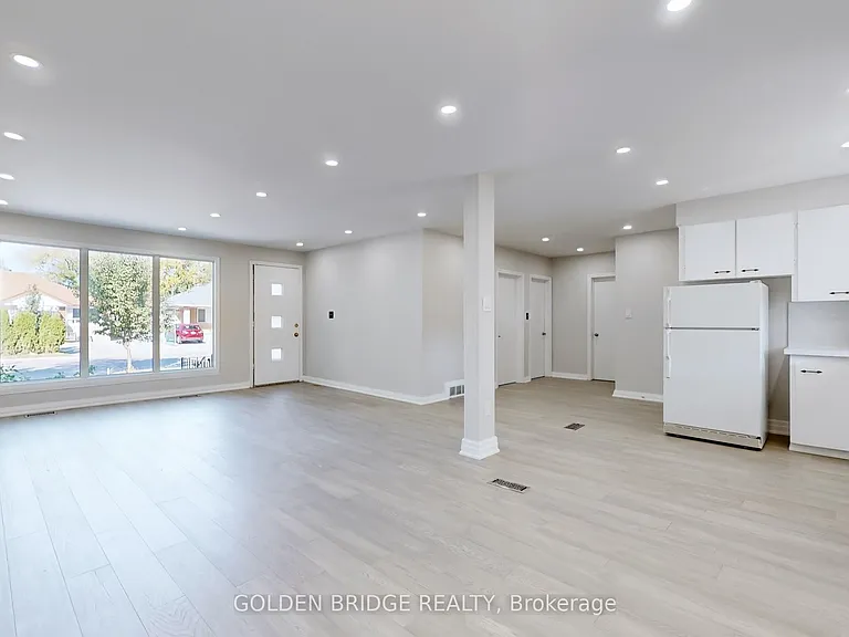 438 Centre St E — Photo 6