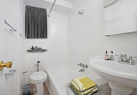 4th image of 810 W 183rd St #Ba