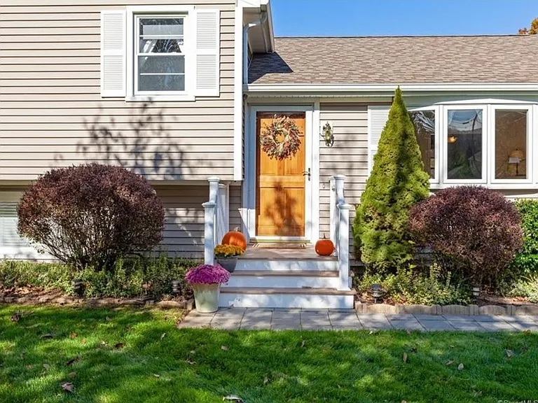 33 Peters Ln — Photo 3