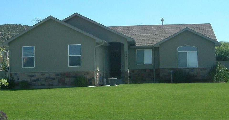 Stucco rambler w/bsmt on corner lot!