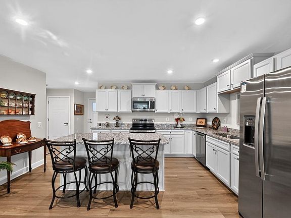 3rd image of 4630 Melville St