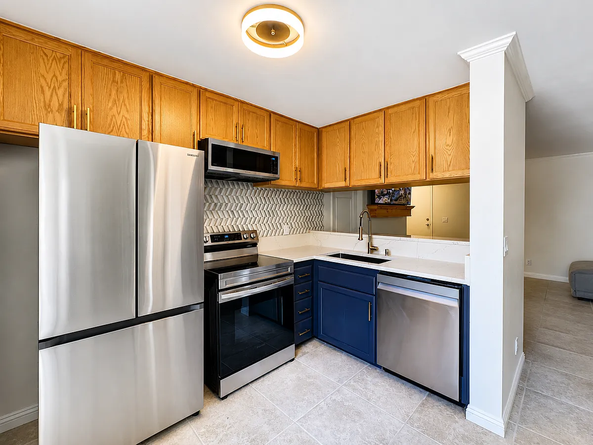 Building Photo - 6930 Hyde Park Dr #108