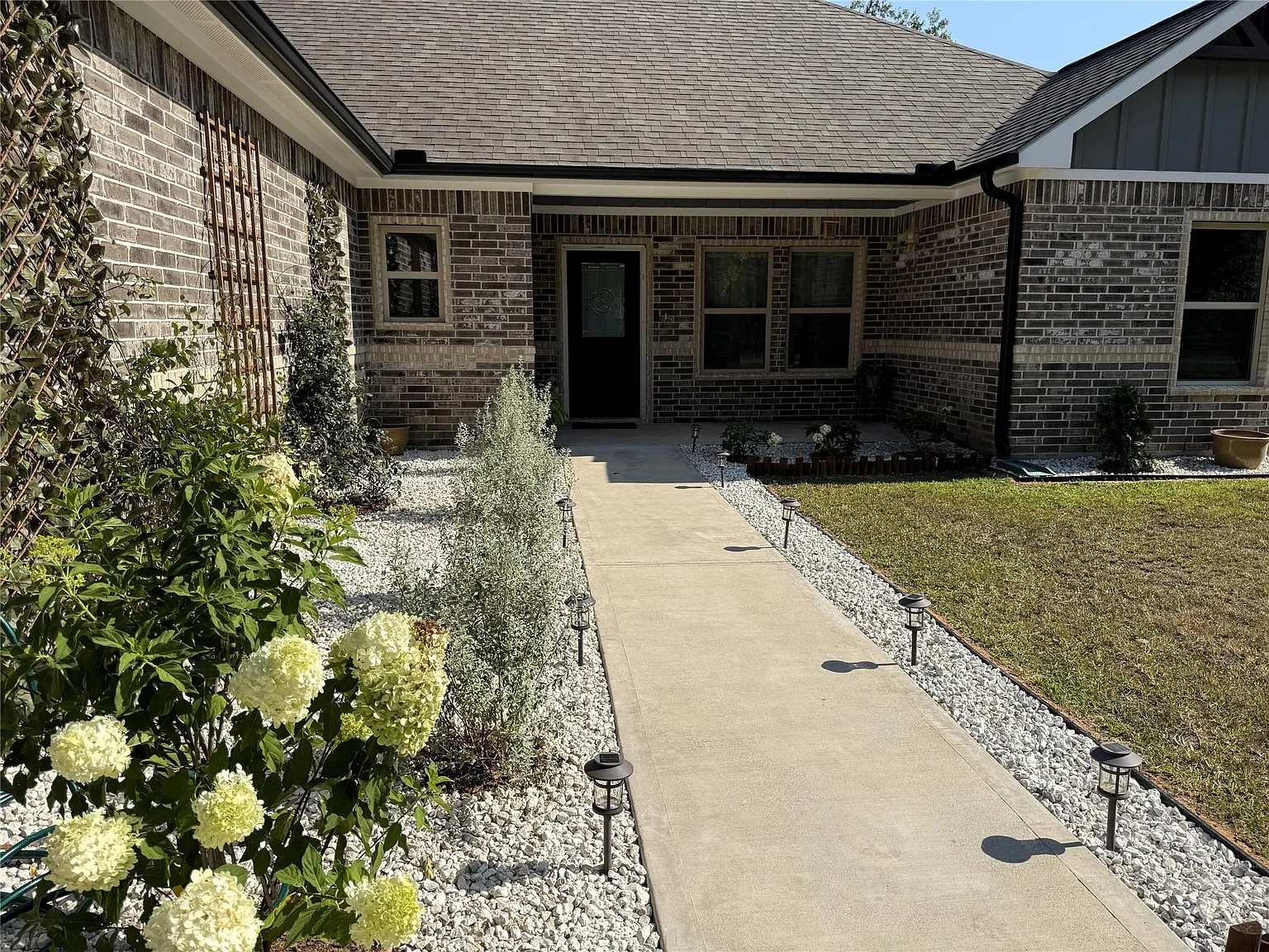 3 bed, 2.0 bath, 1547 sqft, $2,200 — Photo 2