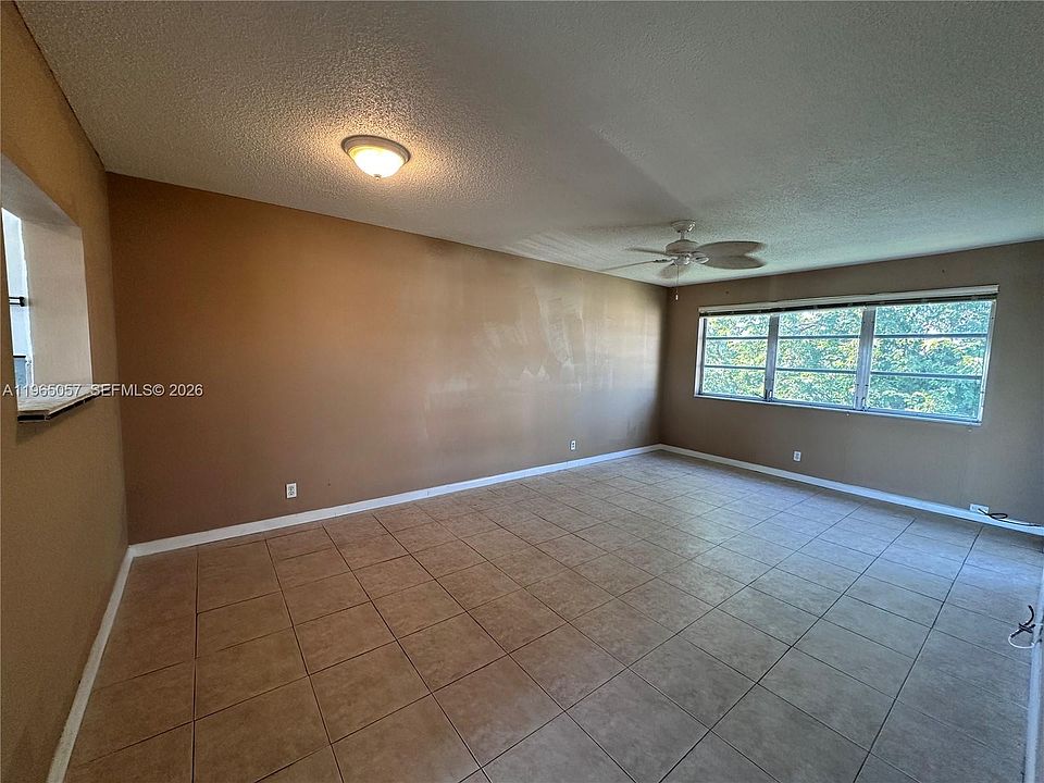 1st image of 2223 Park Ln APT 304
