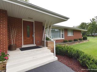 51 Twin Oaks Dr, Oak Brook, IL 60523