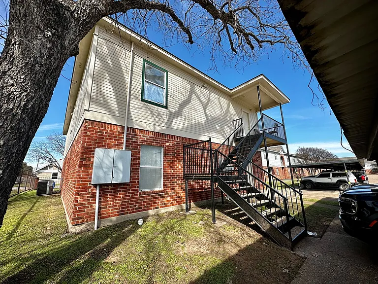 1318 James Ave — Photo 15